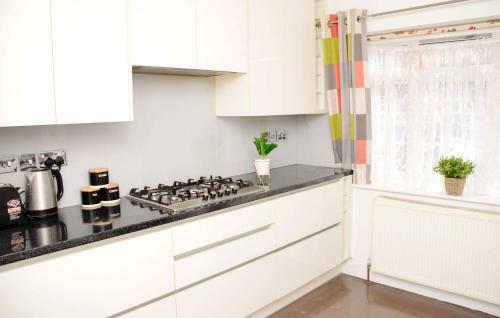 Hostal (29ew-13) Dreams Serviced Accommodations- Staines/heathrow