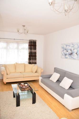 Hostal (29ew-13) Dreams Serviced Accommodations- Staines/heathrow