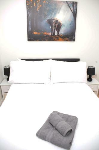 Hostal (29ew-13) Dreams Serviced Accommodations- Staines/heathrow