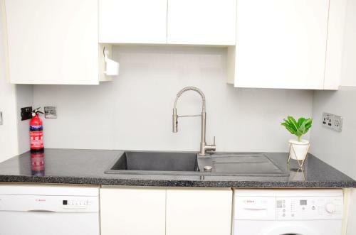 Hostal (29ew-12) Dreams Serviced Accommodations- Staines/heathrow