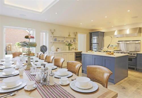 Southwold Villa Sleeps 14 With Wifi