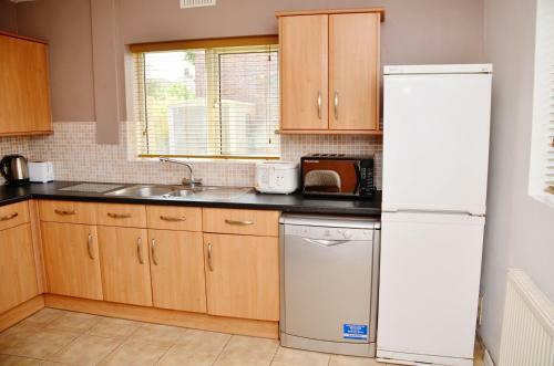 Hostal (1fg-01) Dreams Unlimited- Staines/heathrow