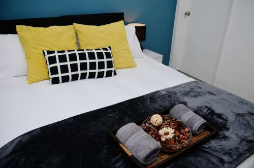 Hostal (1fg-01) Dreams Unlimited- Staines/heathrow