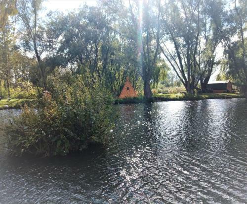 "george's" Lakeside Wooden Tipi