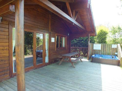 Walnut Log Cabin