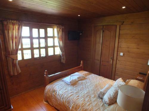 Walnut Log Cabin
