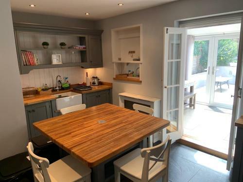 Charming 3-bed Cottage In Swanage