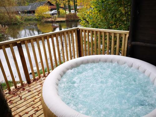 Otter 4 Hot Tub - Huntersmoon-warminster-bath-salisbury