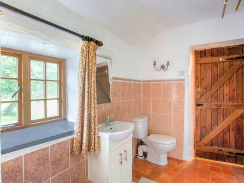 Vintage Holiday Home In Welshpool With Garden