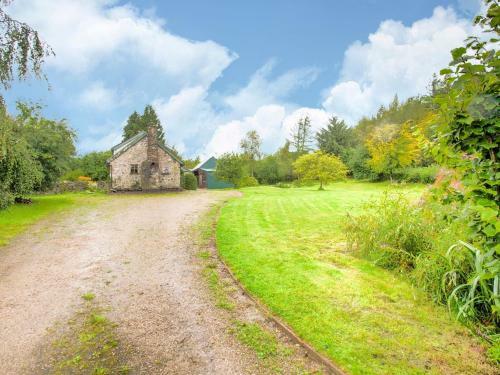 Vintage Holiday Home In Welshpool With Garden