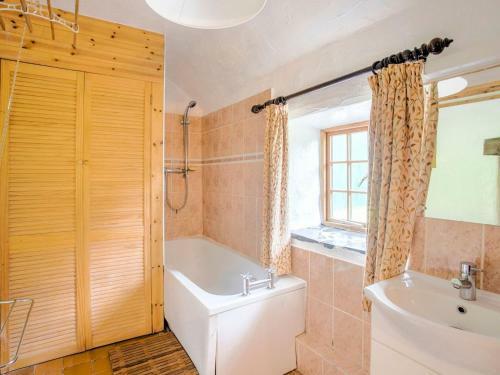 Vintage Holiday Home In Welshpool With Garden