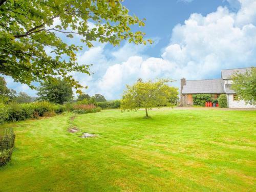 Vintage Holiday Home In Welshpool With Garden