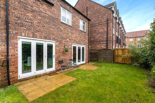 Spacious, Modern & Tasteful Townhouse For Up To 8!