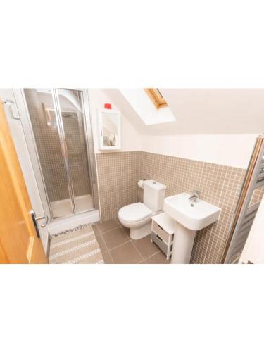 Spacious, Modern & Tasteful Townhouse For Up To 8!