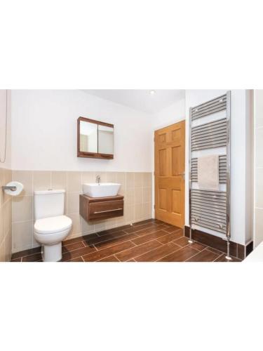 Spacious, Modern & Tasteful Townhouse For Up To 8!