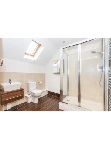 Spacious, Modern & Tasteful Townhouse For Up To 8!