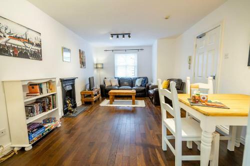 Priory Street Apartment With Parking