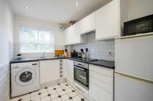 Priory Street Apartment With Parking