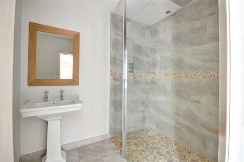 East Cliff Villa Sleeps 8 With Wifi