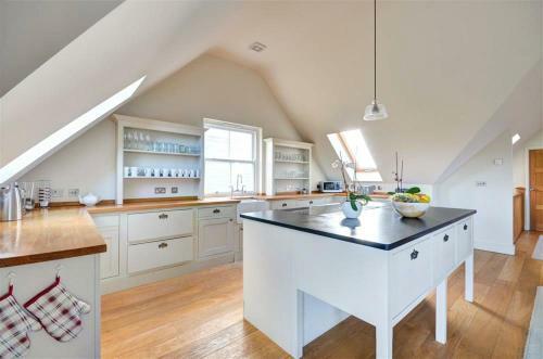East Cliff Villa Sleeps 8 With Wifi