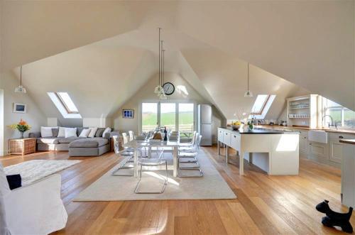 East Cliff Villa Sleeps 8 With Wifi