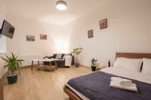 Proper Apartments Studio With Yard Near Freedom Square