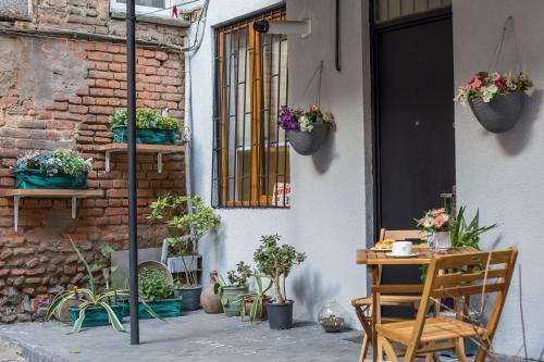 Proper Apartments Studio With Yard Near Freedom Square