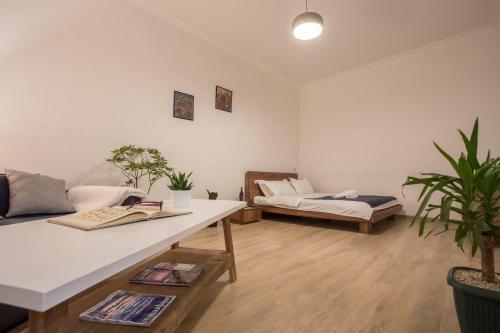 Proper Apartments Studio With Yard Near Freedom Square