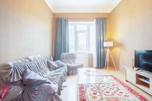 Wehost Apartment On A Colorful Street