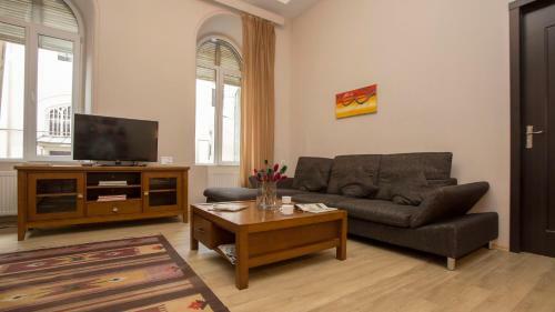 Old Fashioned 2br Apartment 5 Min To Rustaveli Ave