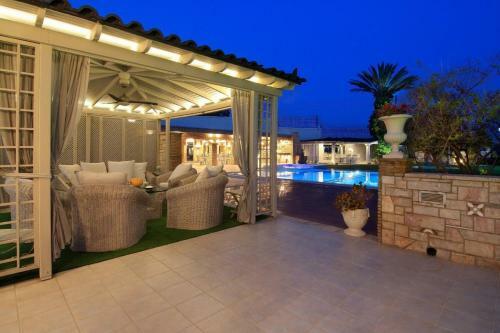 Black Diamond Luxury Villa Anavyssos In Athens