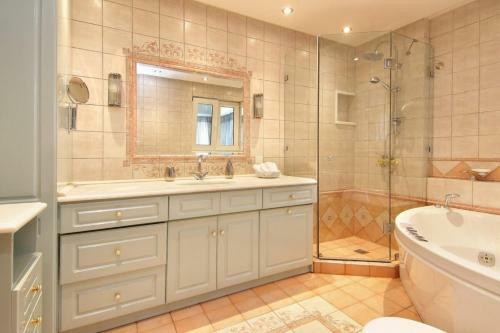 Black Diamond Luxury Villa Anavyssos In Athens