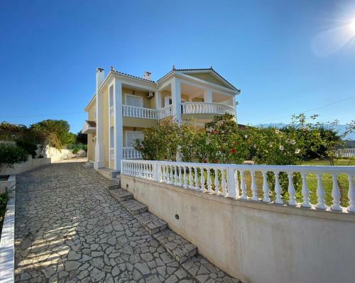 Villa Kourkoumelata House