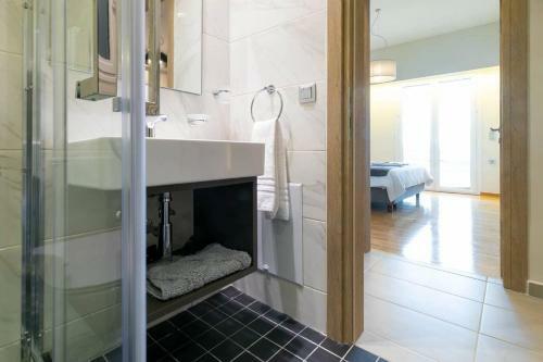 Toni's Fantastic Central 2bd Apartment!