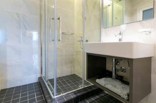 Toni's Fantastic Central 2bd Apartment!