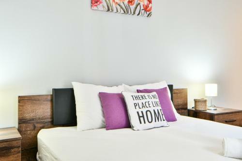 Fresh & Renovated Apartment Next To Metro Station