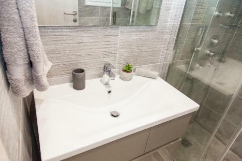 Beautiful Apartment With Lovely View At Kolonaki, Athens!