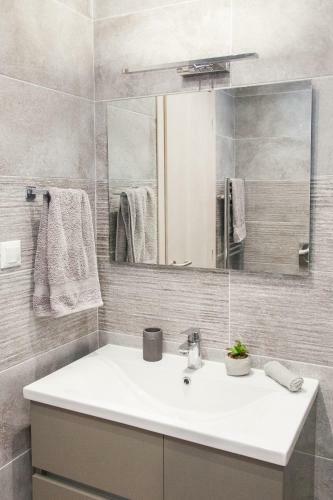 Beautiful Apartment With Lovely View At Kolonaki, Athens!