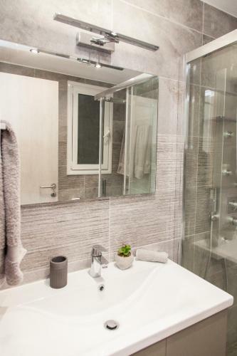 Beautiful Apartment With Lovely View At Kolonaki, Athens!