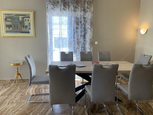 Private Rooms In Spacious Flat Marousi
