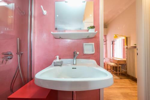 Bright 2 Bed Apartment By Cloudkeys