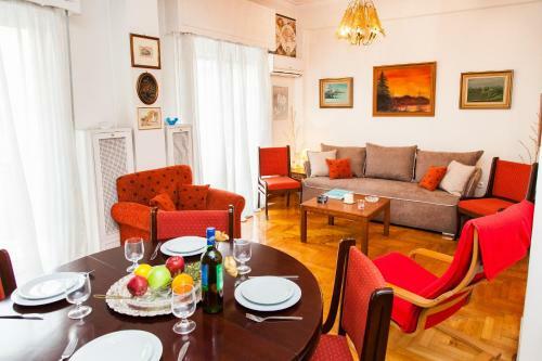 Vintage Apartment In Downtown Athens!