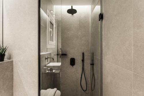 Modern Minimalist 3bd Apartment In Hilton District By Upstreet