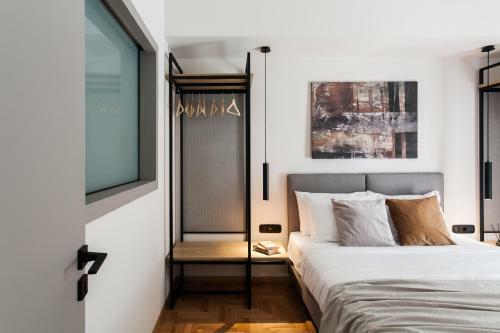 Modern Minimalist 3bd Apartment In Hilton District By Upstreet