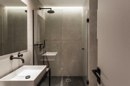 Modern Minimalist 3bd Apartment In Hilton District By Upstreet