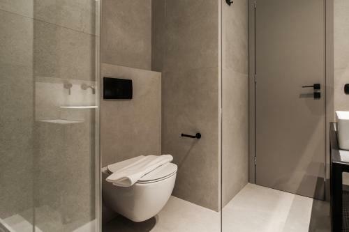 Modern Minimalist 3bd Apartment In Hilton District By Upstreet