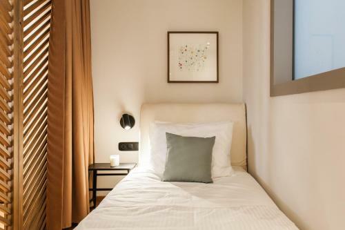 Modern Minimalist 3bd Apartment In Hilton District By Upstreet