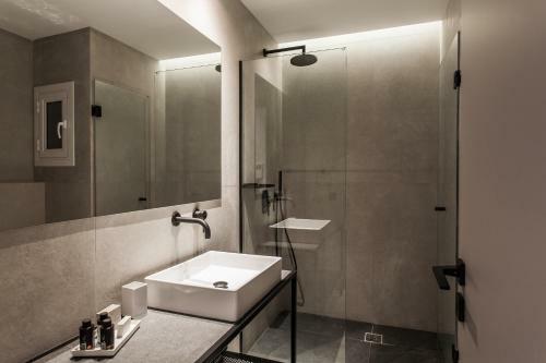 Modern Minimalist 3bd Apartment In Hilton District By Upstreet