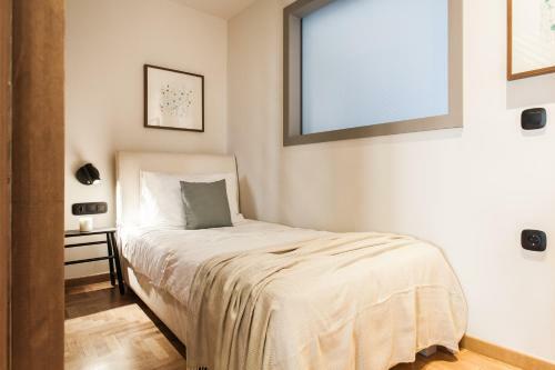 Modern Minimalist 3bd Apartment In Hilton District By Upstreet