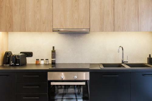 Modern Minimalist 3bd Apartment In Hilton District By Upstreet